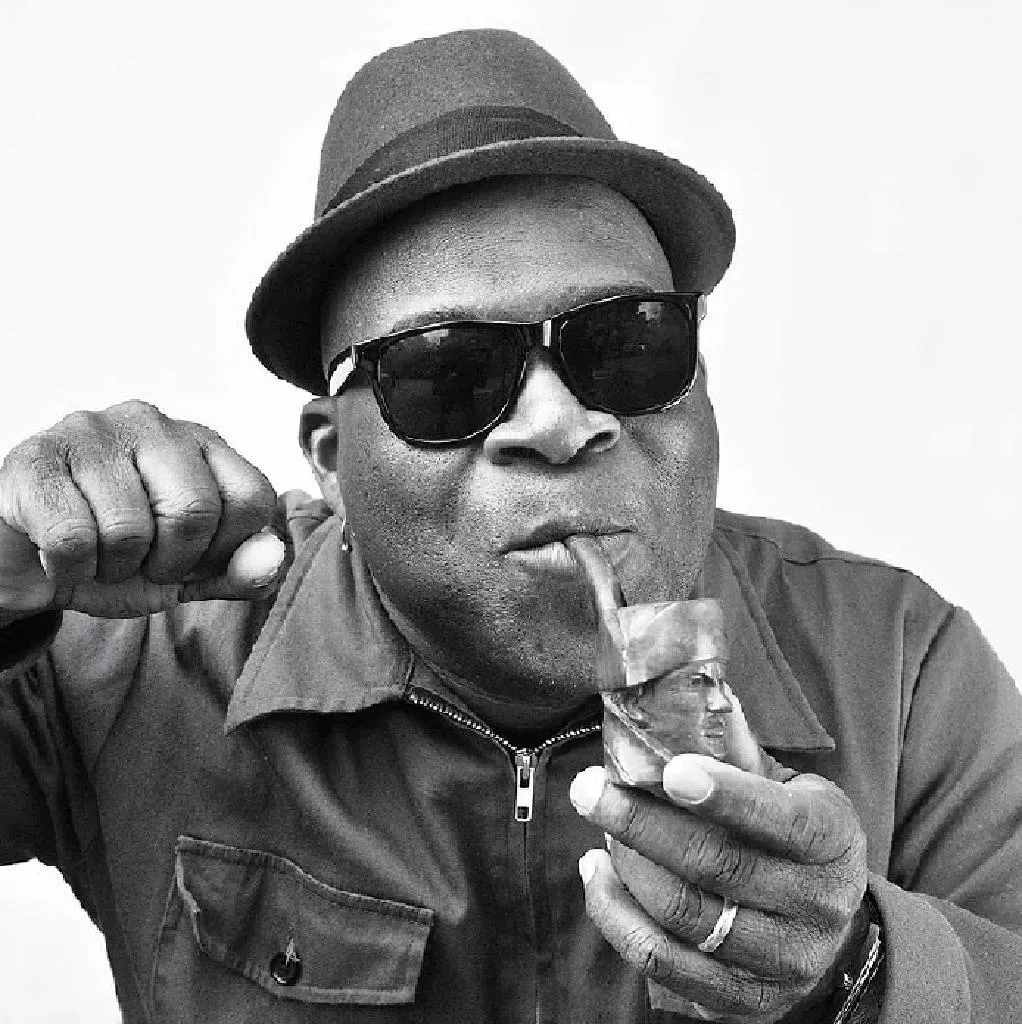 Barrence Whitfield
