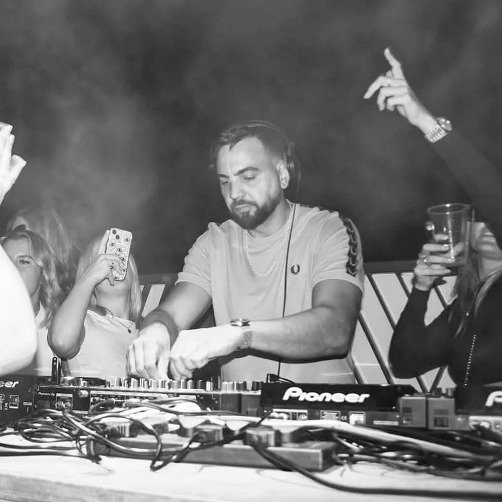 Nathan James &lpar;Frosty&rpar;