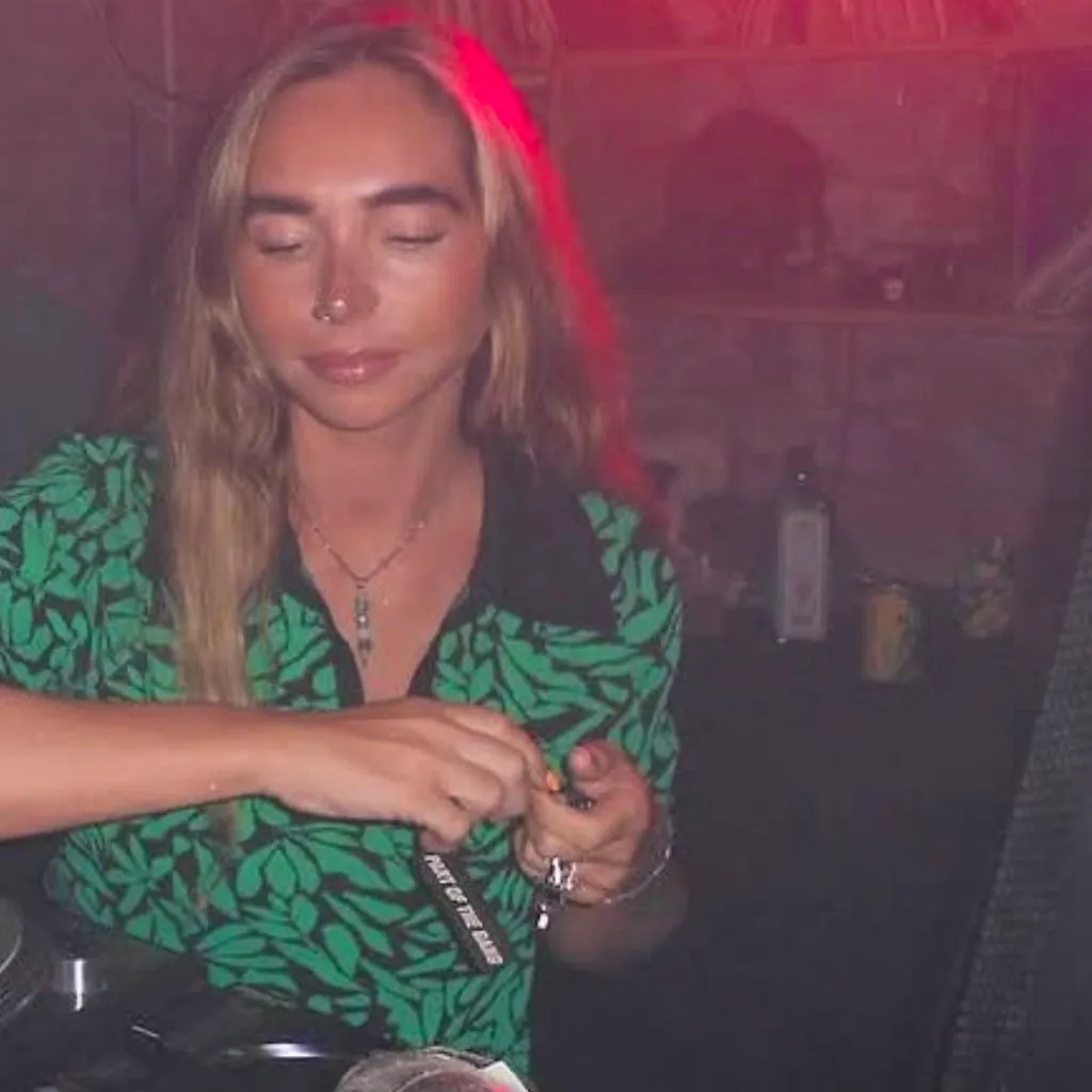 Aly p &lpar;Off&colon;peaK&rpar;