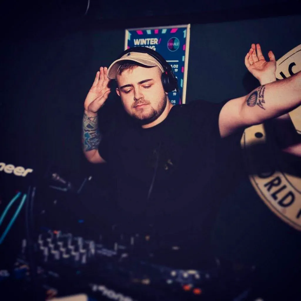 Nathan Adams &lpar;UK&rpar;