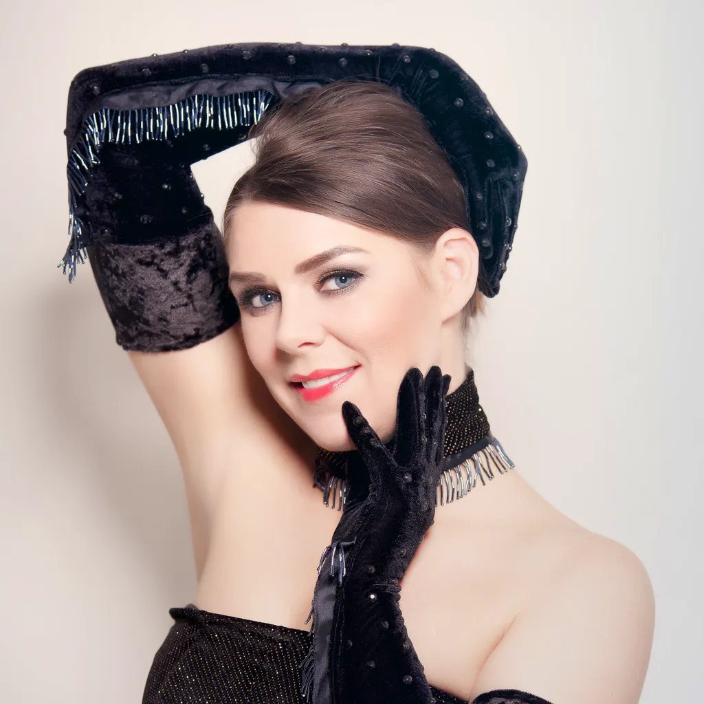Madeleine Roberts as Shania Twain