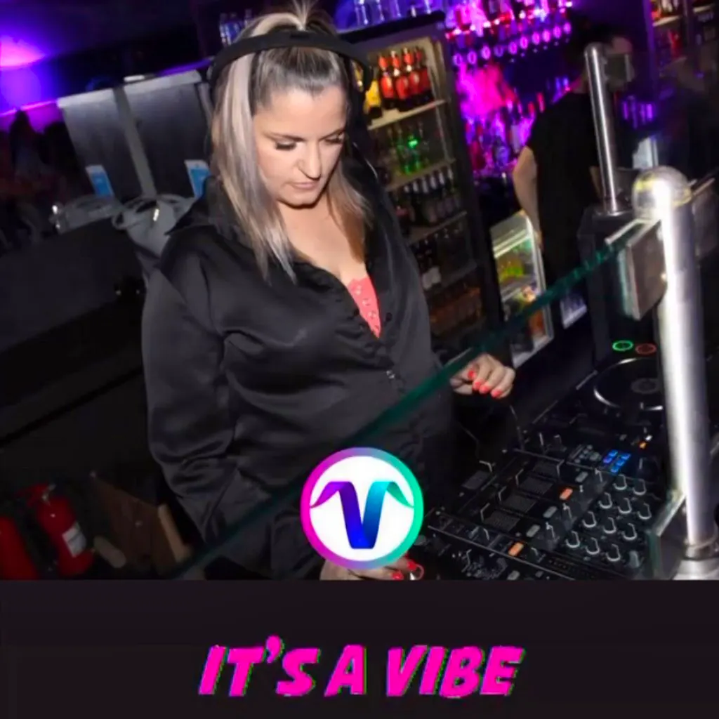 Emma Rose &lpar;DJ Emz&rpar;