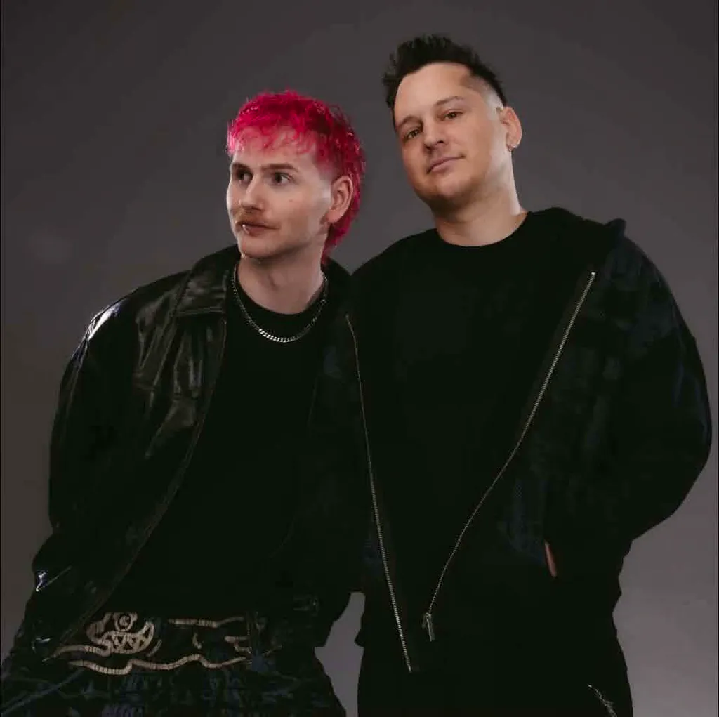 2Hot2Play
