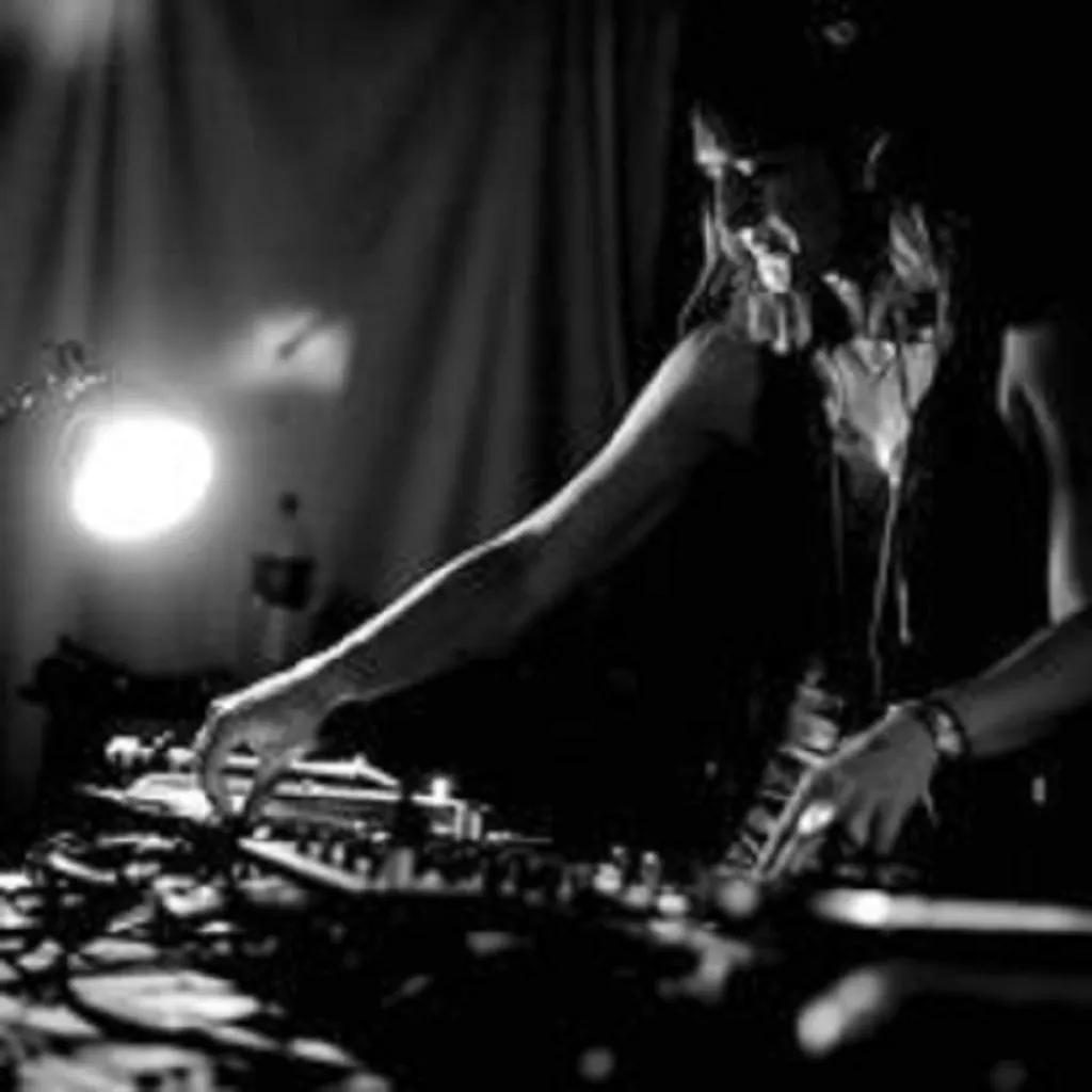 REV - &lpar;Hannah Revill&rpar;