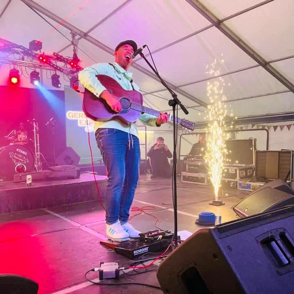 GERRY CINNAMON TRIBUTE EXPERIENCE