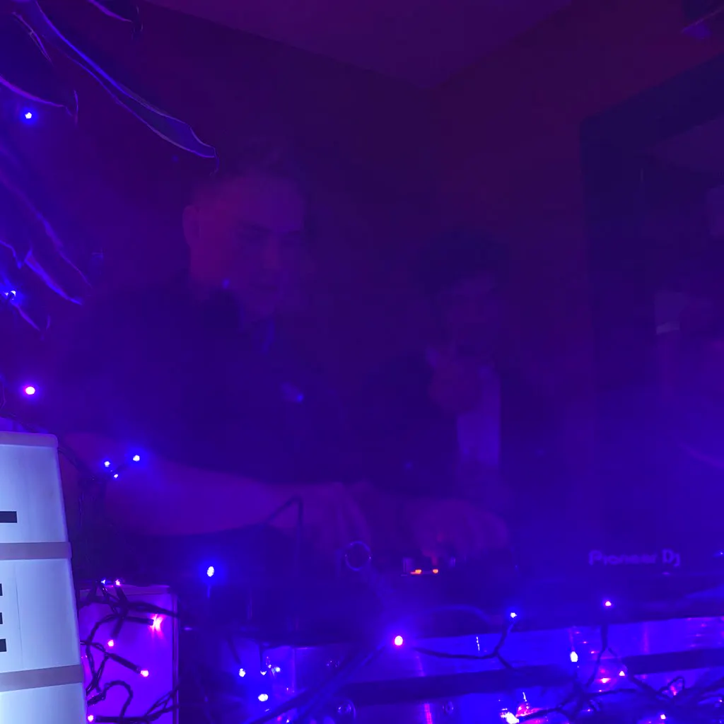 Radial Groove Residents