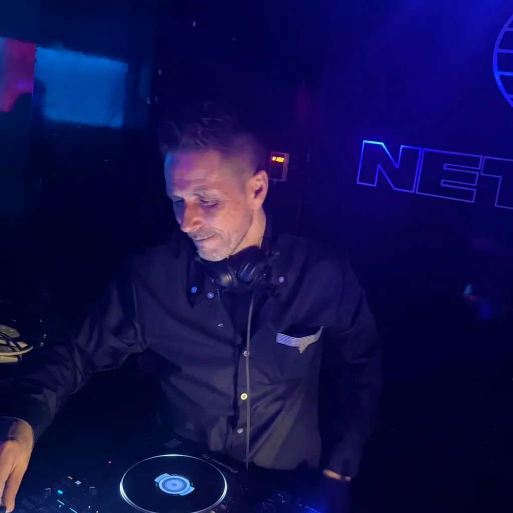 Chris Bailey &lpar;DJ&rpar;